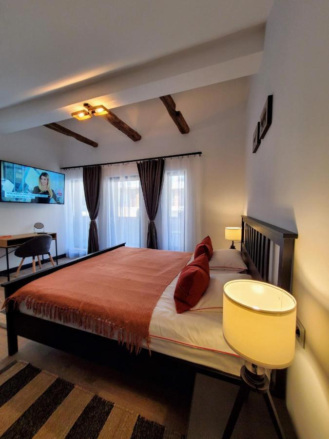 Casa Larisa Antonia Apartments Сіная Екстер'єр фото